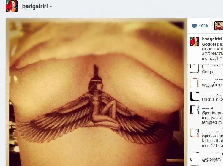 Która gwiazda ma taki tatuaż pod biustem?