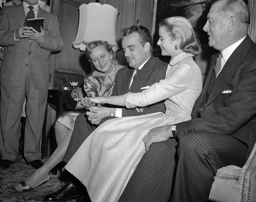 4028839-grace-kelly-pokazuje-swoja-zareczynowa.jpg