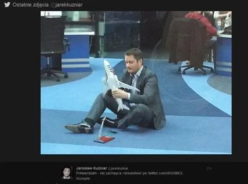 Jarosław Kuźniar bawi się Dreamlinerem / zdjęcie z oficjalnego profilu dziennikarza