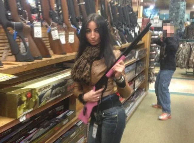 Jola Rutowicz z różową strzelbą. Komu grozi?