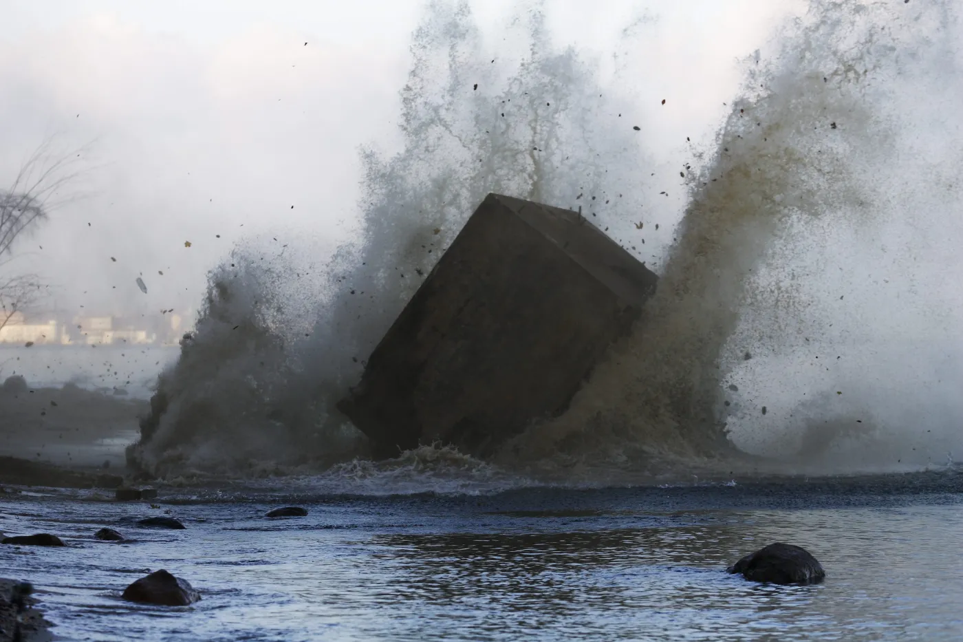 Bunkier wpadł do morza w Gdyni
