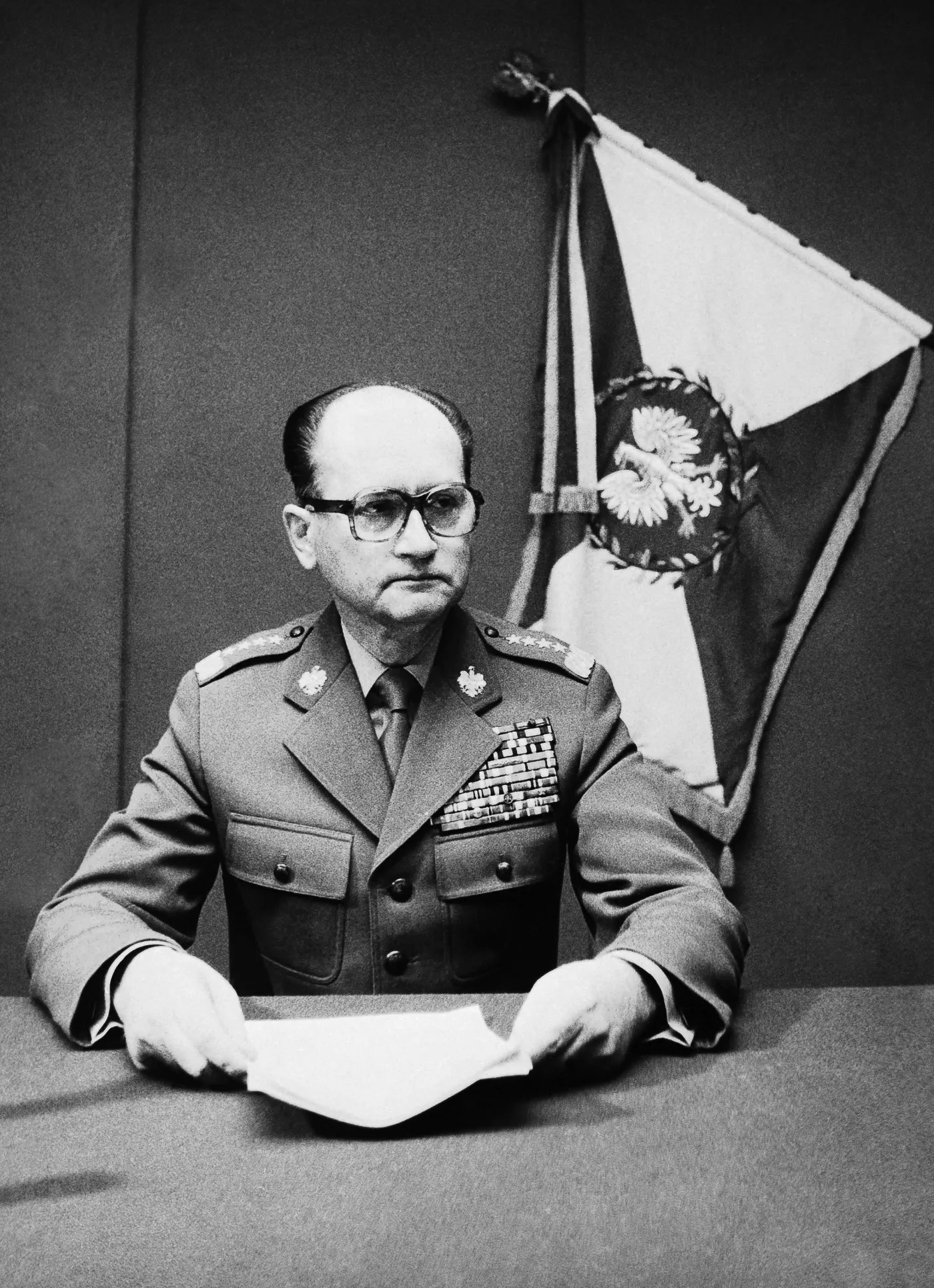 Generał Wojciech Jaruzelski wprowadza stan wojenny. Za chwilę ogłosi to w telewizji