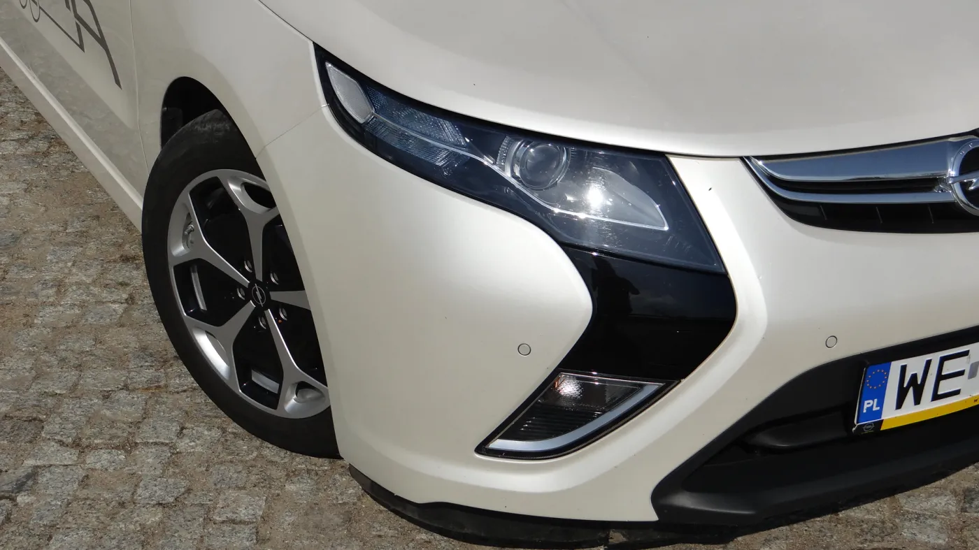 Oszczędzisz osiem tysięcy złotych! Takie rzeczy tylko za kółkiem opla ampera