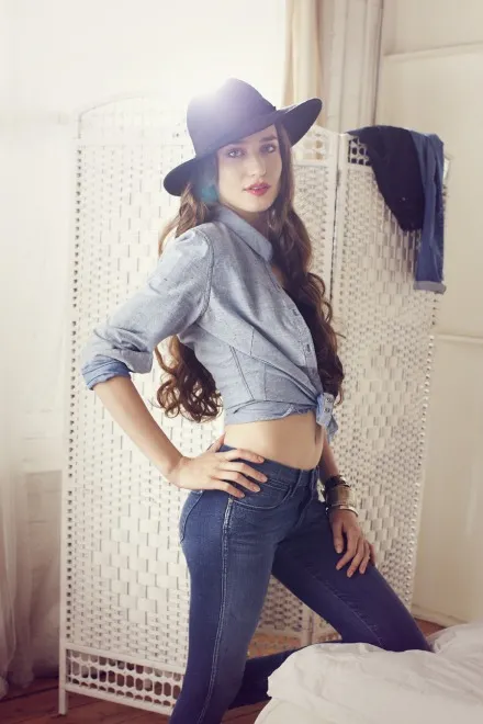 4673170-elizabeth-jagger-w-kampanii-reklamowej.jpg
