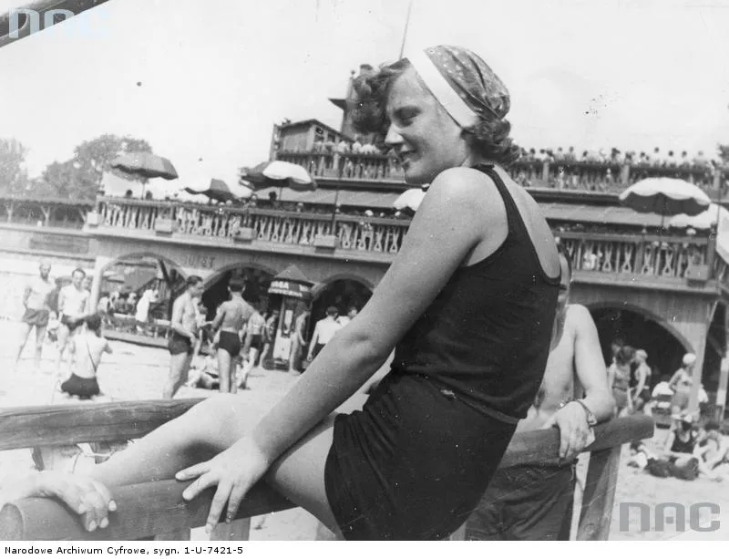 Piękności, prezydent, aktorka i tancerka. Tak się kiedyś plażowało!