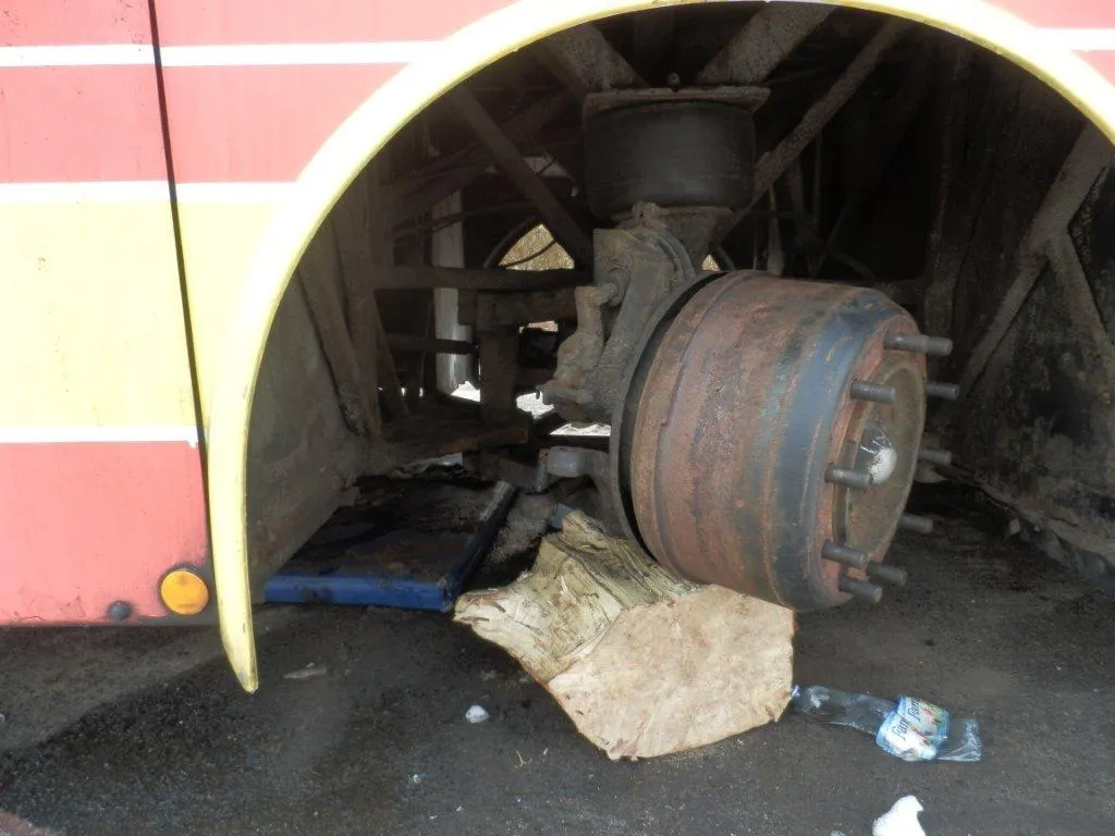 Autobusem bez przednich kół dzieci miały jechać na wycieczkę! Zdjęcia