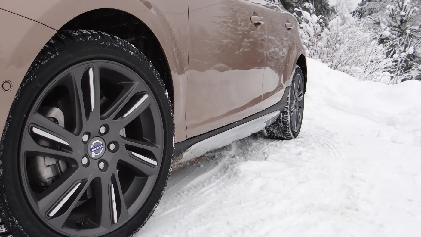 Polska zima kontra bajery. Zobacz pierwszy test całkiem nowego volvo V40 cross country