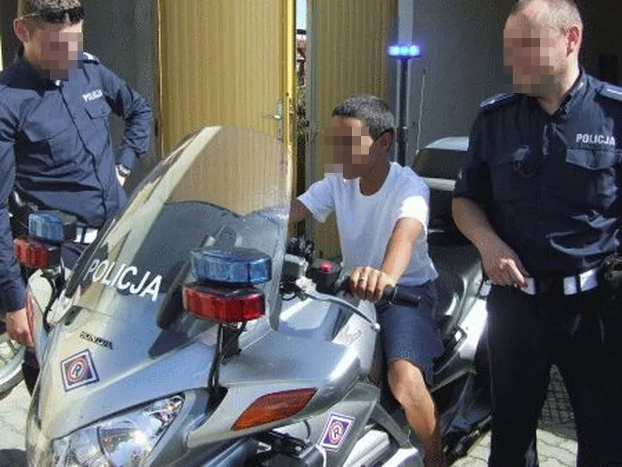 Dzieci z Dominikany i ojciec Wojciech Gil odwiedzili komendę policji w Polkowicach