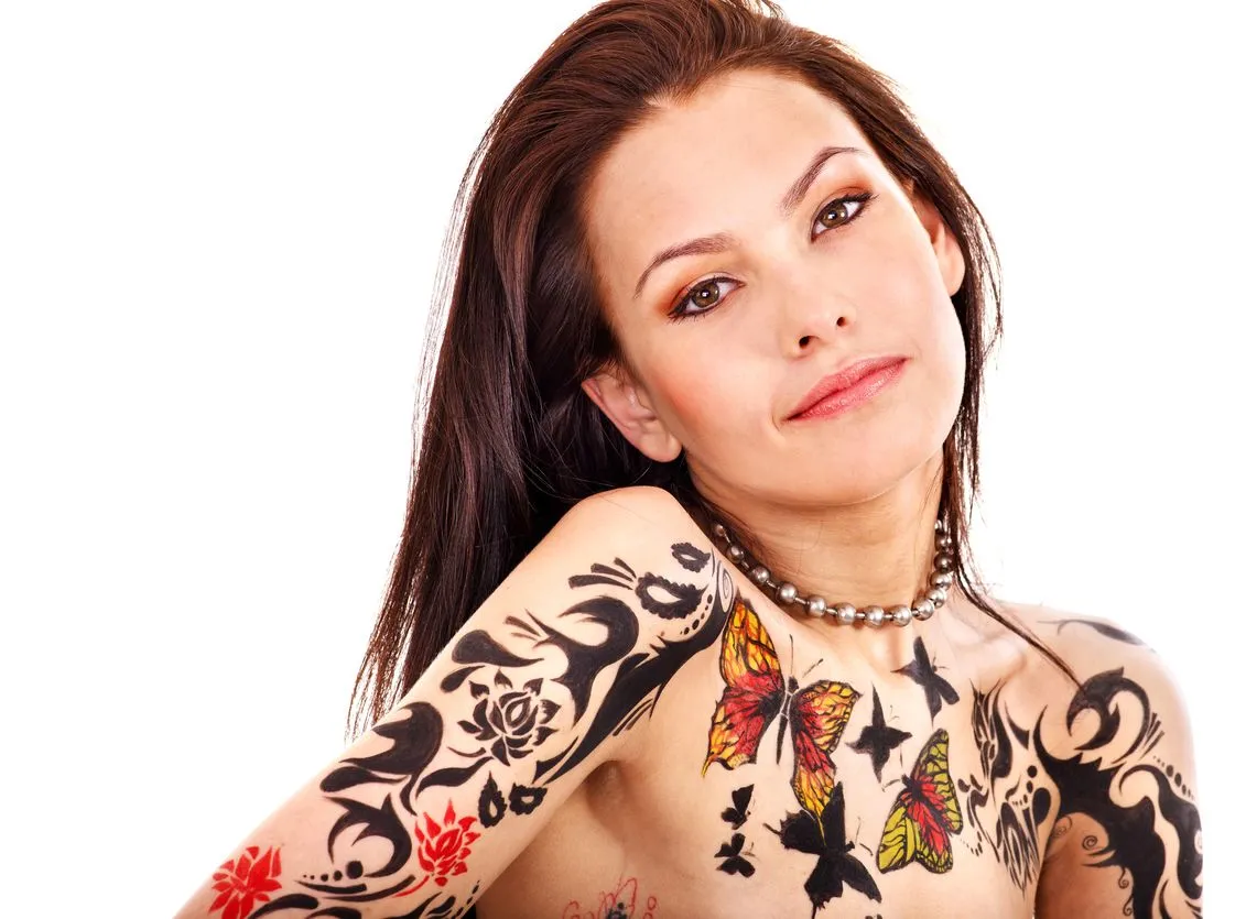 Nie tylko trwałe tatuaże mogą być groźne dla zdrowia. "Black henna" też uczula!