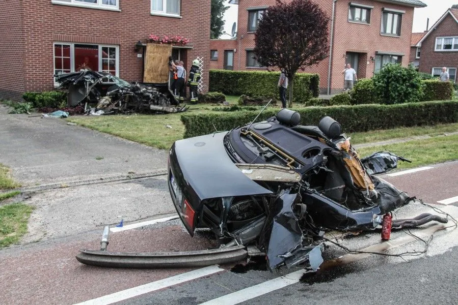 Polak roztrzaskał audi na drzewie w Belgii! Zdjęcia z dramatycznego wypadku