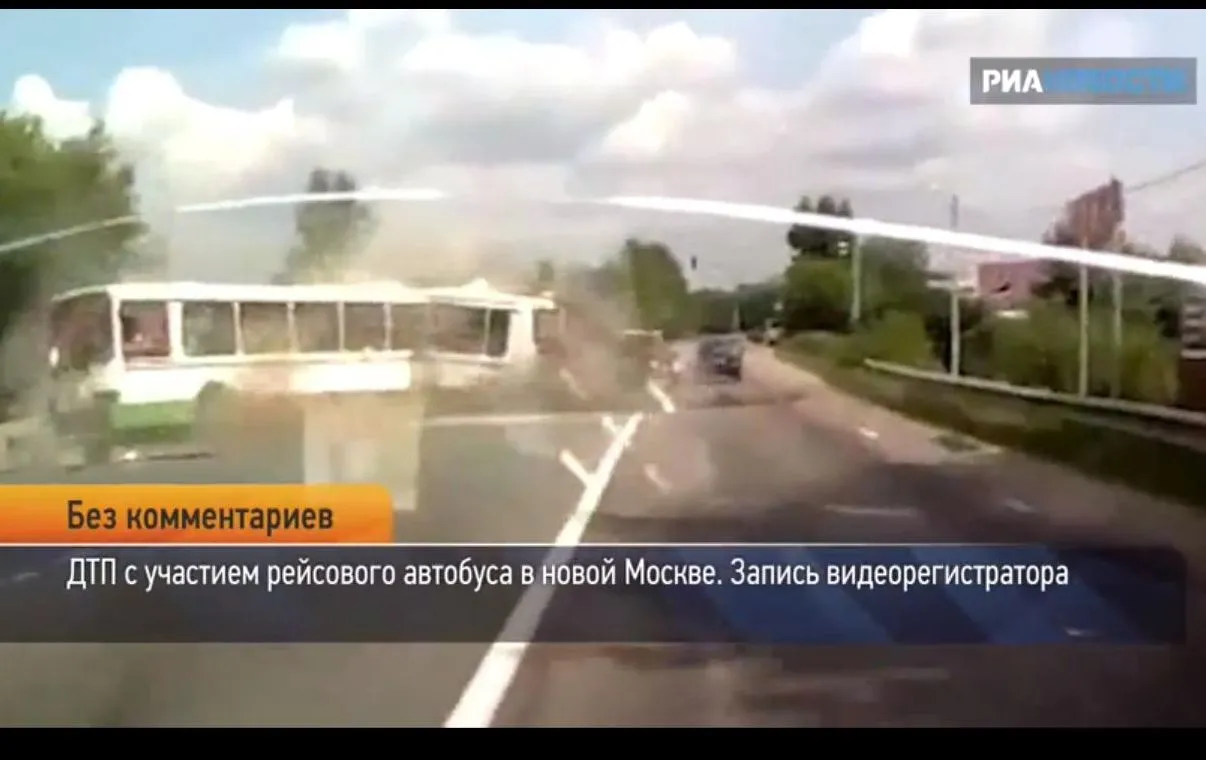 Moment zderzenia autobusu i ciężarówki pod Moskwą. Źródło: kanał RIA Novosti