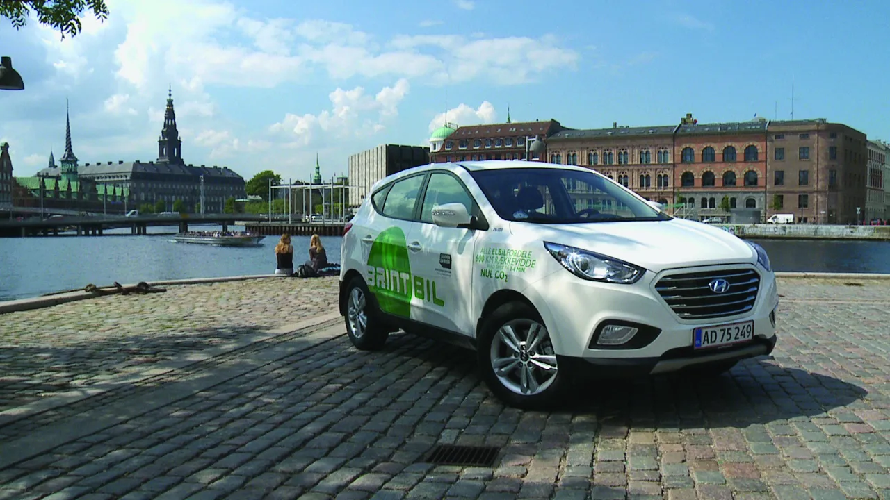 5204705-ix35-fuel-cell-handover-in-copenhagen-1.jpg