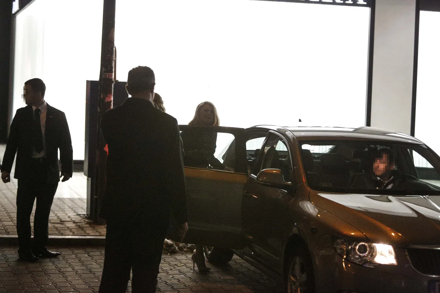 Rządowa limuzyna z obstawą żony premiera wpadła na gorącym uczynku! ZDJĘCIA