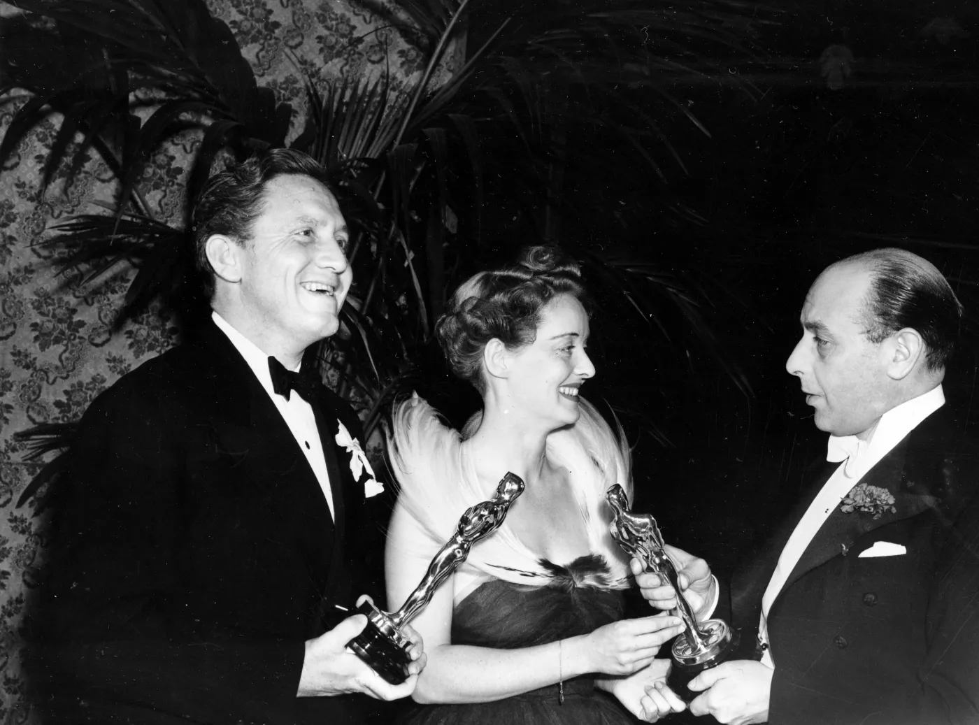 5851008-bette-davis-i-spencer-tracy-odbieraja.jpg