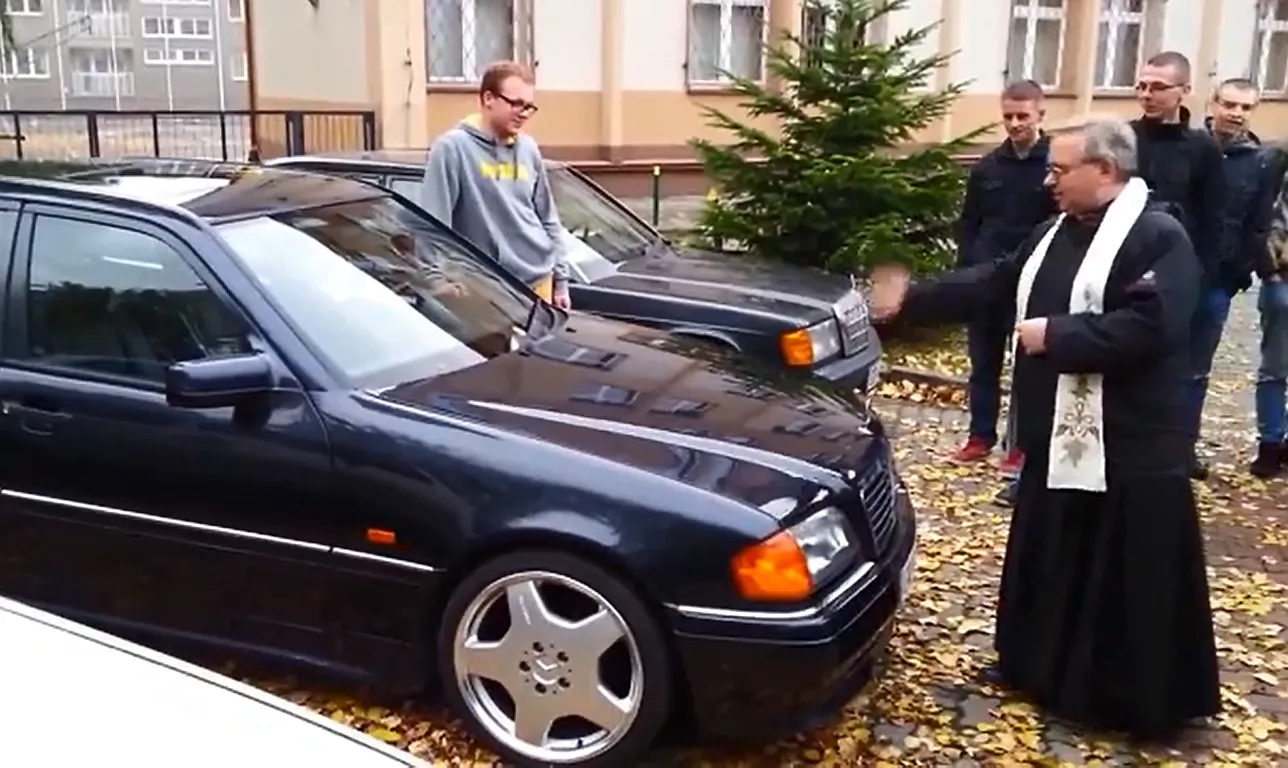 Ksiądz święci mercedesa w Gdańsku: "Szatan się nim interesuje". WIDEO
