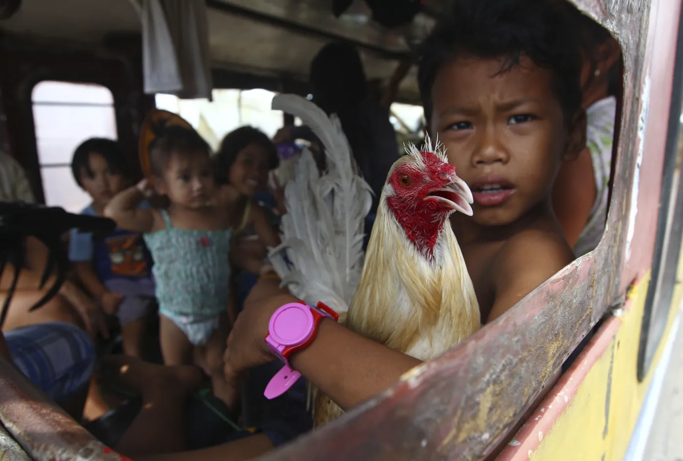 5630775-filipinczycy-poszkodowani-po-przejsciu.jpg