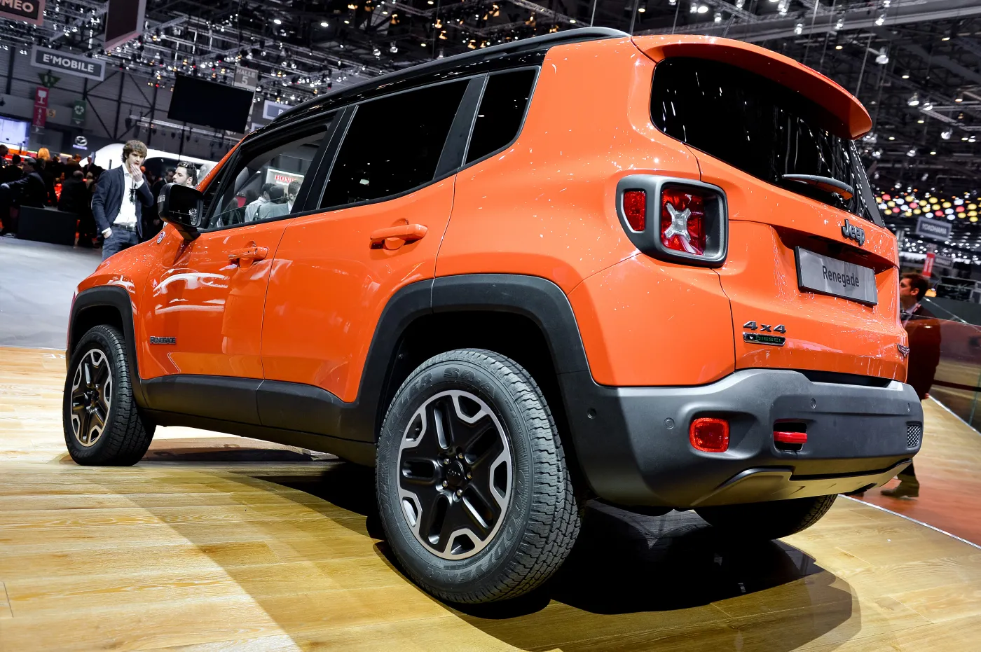 Szczęśliwa fabryka Fiata hitem internetu. Tańczą nawet roboty. WIDEO