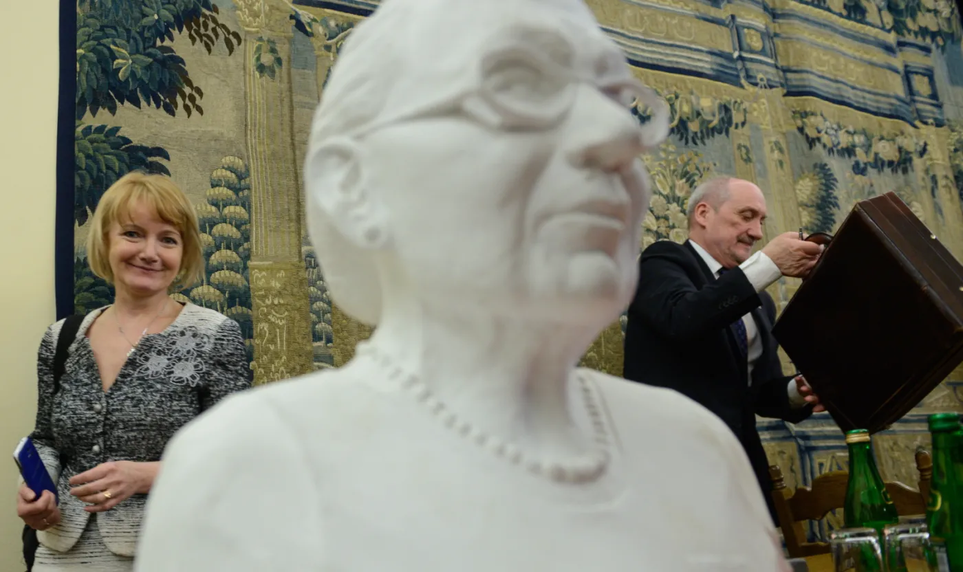 Popiersie Anny Walentynowicz ufundowane w 4. rocznicę katastrofy w Smoleńsku