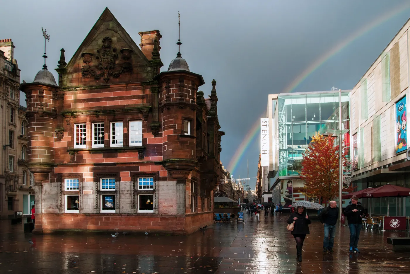 Policyjny śmigłowiec runął na pub centrum Glasgow. Są ofiary śmiertelne