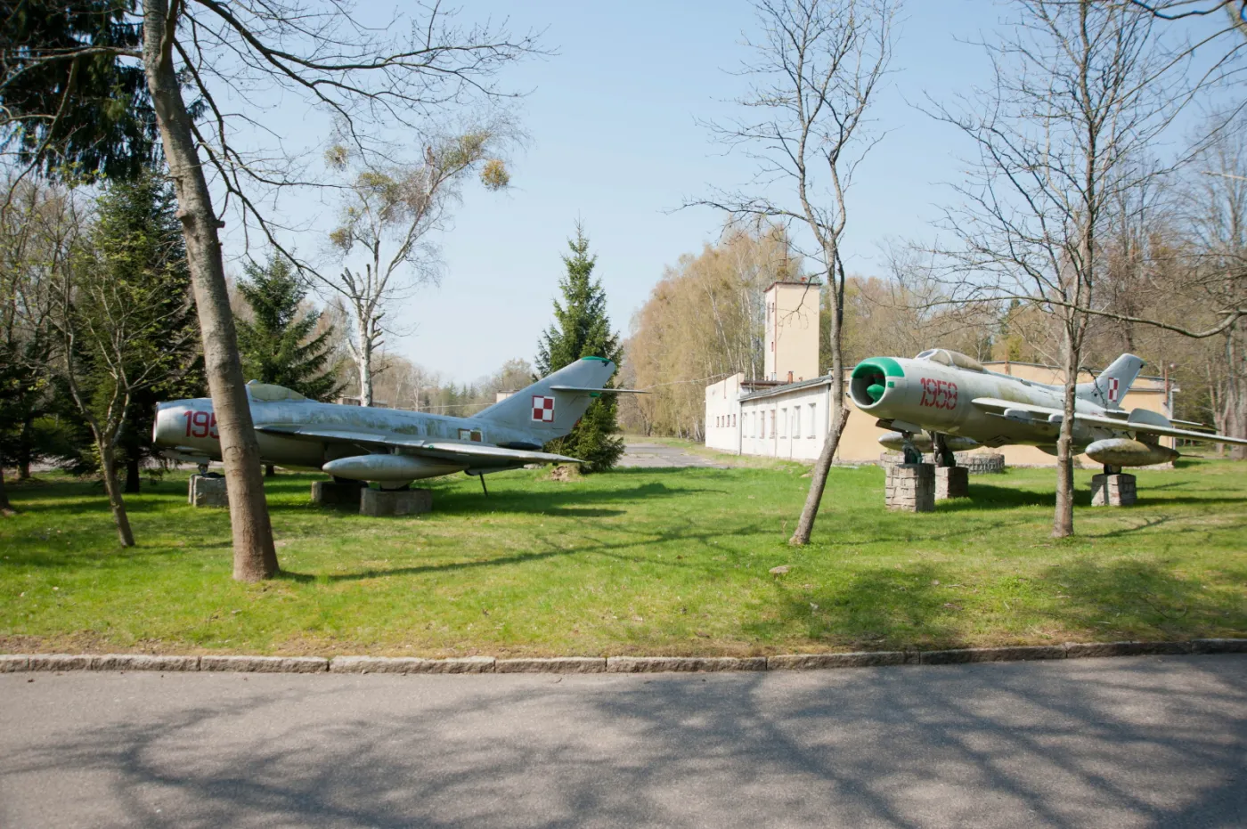 6180748-zabudowania-dawnej-jednostki-wojskowej.jpg