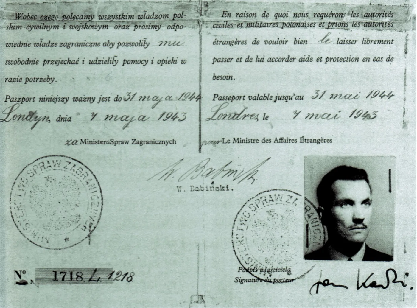 Paszport dyplomatyczny Jana Karskiego, wystawiony 4 maja 1943 r. w Londynie i podpisany przez zastepcę sekretarza generalnego Ministerstwa Spraw Zagranicznych Wacława Babińskiego