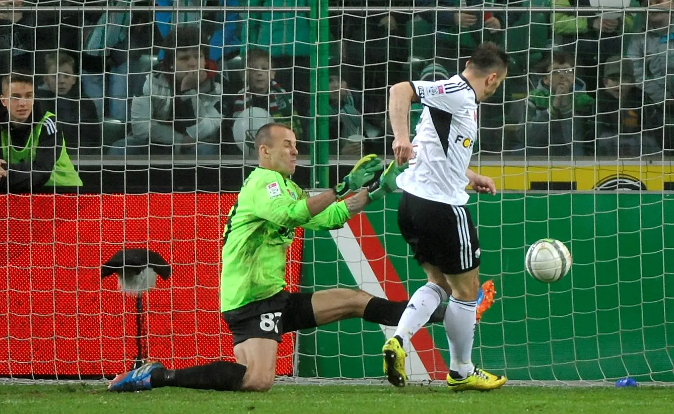 Piłkarz Legii Warszawa Marek Saganowski (P) pokonuje bramkarza Zawiszy Bydgoszcz Wojciecha Kaczmarka (L) podczas meczu rundy finałowej polskiej Ekstraklasy
