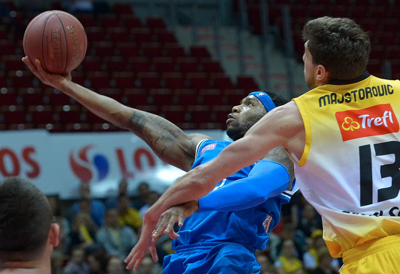 Koszykarz Trefla Sopot Milan Majstorovic (P) blokuje Jordana Callahana (C) z Anwilu Włocławek podczas meczu o miejsca 1-6 Ekstraklasy