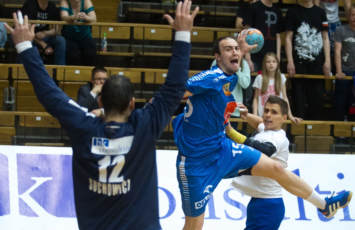 W akcji na bramkę Sebastiana Suchowicza (L) z miejscowego Górnika atakujący Valentin Ghionea (P) z Orlen Wisły Płock w trzecim meczu półfinałowym play off ekstraklasy piłkarzy ręcznych, rozegranym w Zabrzu