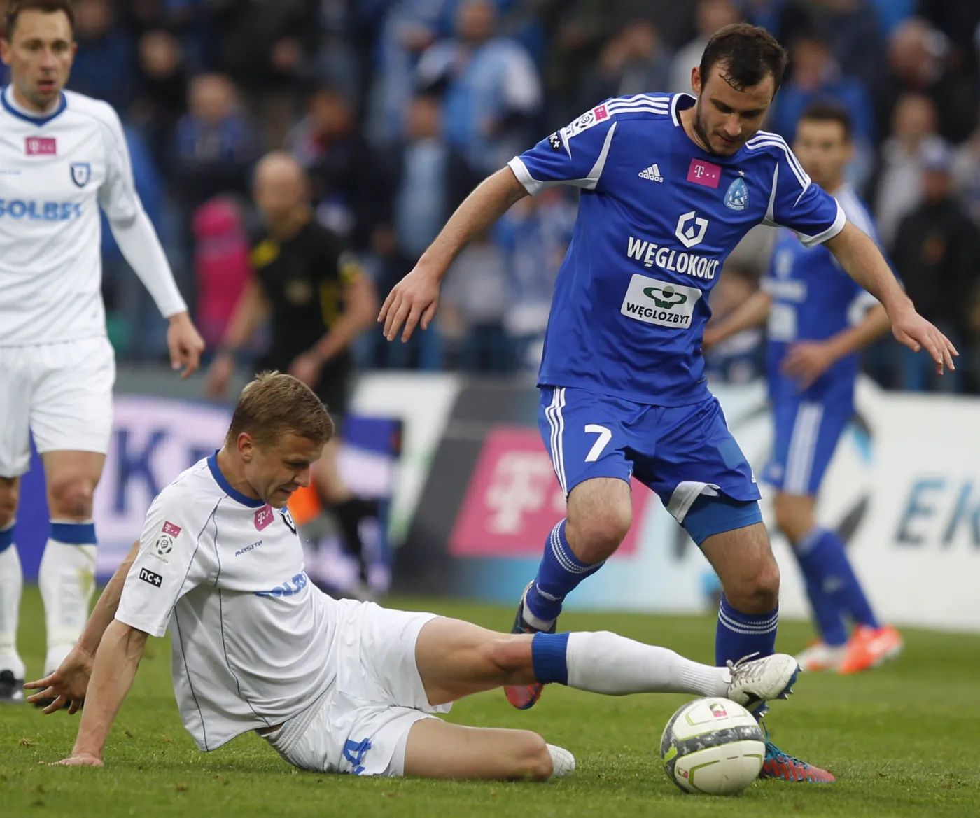 Piłkarz Ruchu Chorzów Filip Starzyński (P) i Kamil Drygas (L) z Zawiszy Bydgoszcz przy piłce podczas meczu grupy A piłkarskiej T-Mobile Ekstraklasy