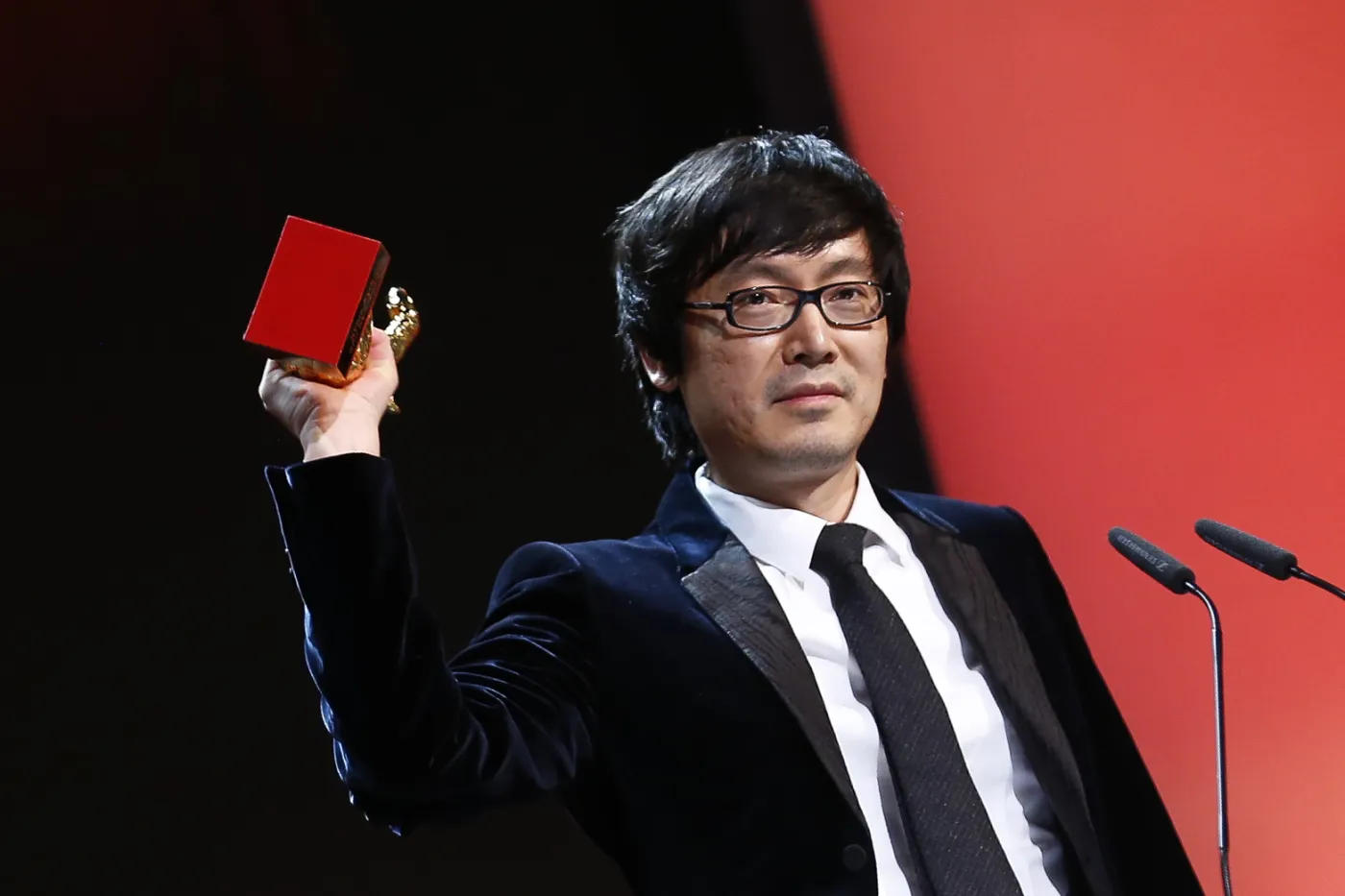 Diao Yinan odbiera Złotego Niedźwiedzia w Berlinie za film "Black Coal, Thin Ice"