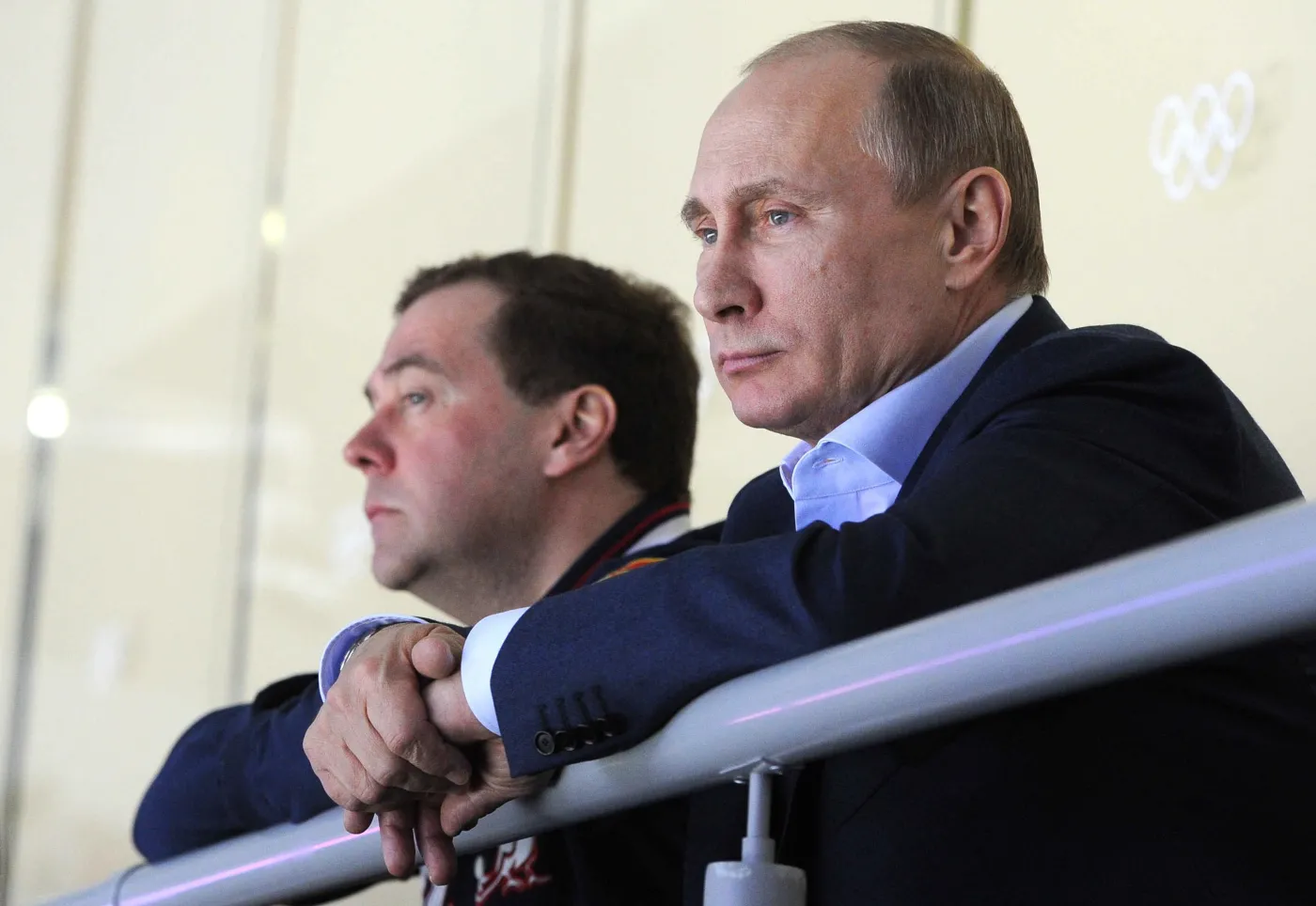 Władimir Putin i Dimitrij Miedwiediew na meczu hokeja