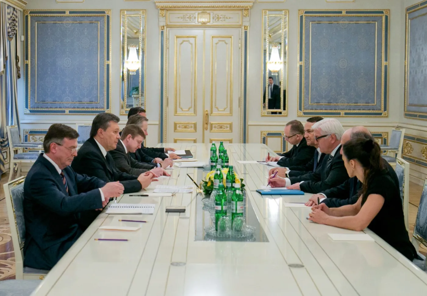 Ukraiński prezydent Wiktor Janukowycz rozmawia z ministrami spraw zagranicznych państw Trójkąta Weimarskiego. Po drugiej stronie stołu: Laurent Fabius (Francja), Frank-Walter Steinmeier (Niemcy) i Radosław Sikorski (Polska)