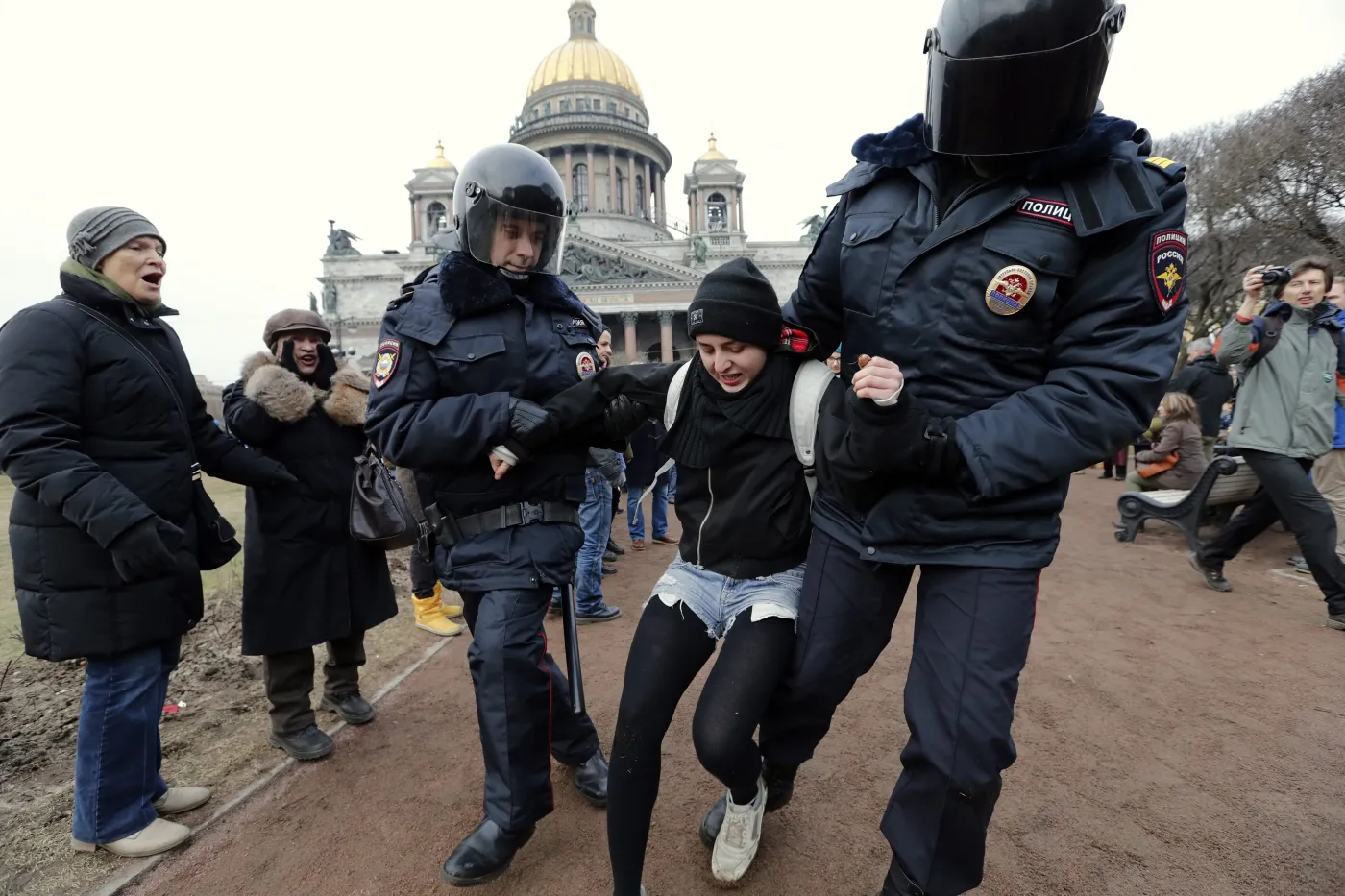 5998514-demonstracja-przeciwnikow-interwencji.jpg