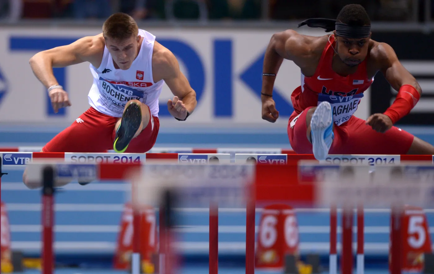 Polak Dominik Bochenek (L) i Amerykanin Omo Osaghae w eliminacjach 60 m ppł podczas halowych lekkoatletycznych mistrzostw świata w sopockiej Ergo Arenie