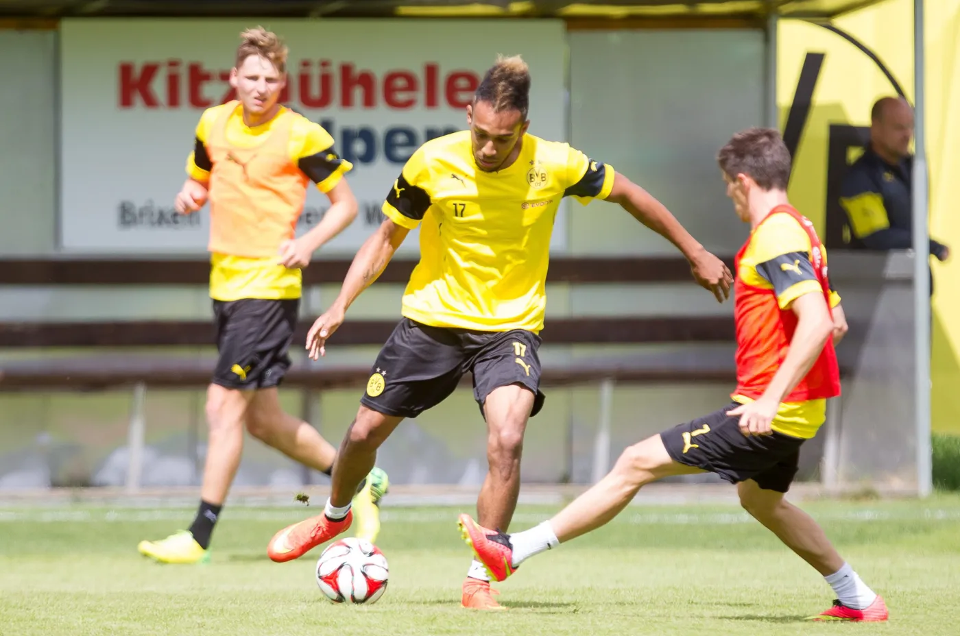 6555091-pilkarze-borussii-dortmund-rozpoczeli.jpg