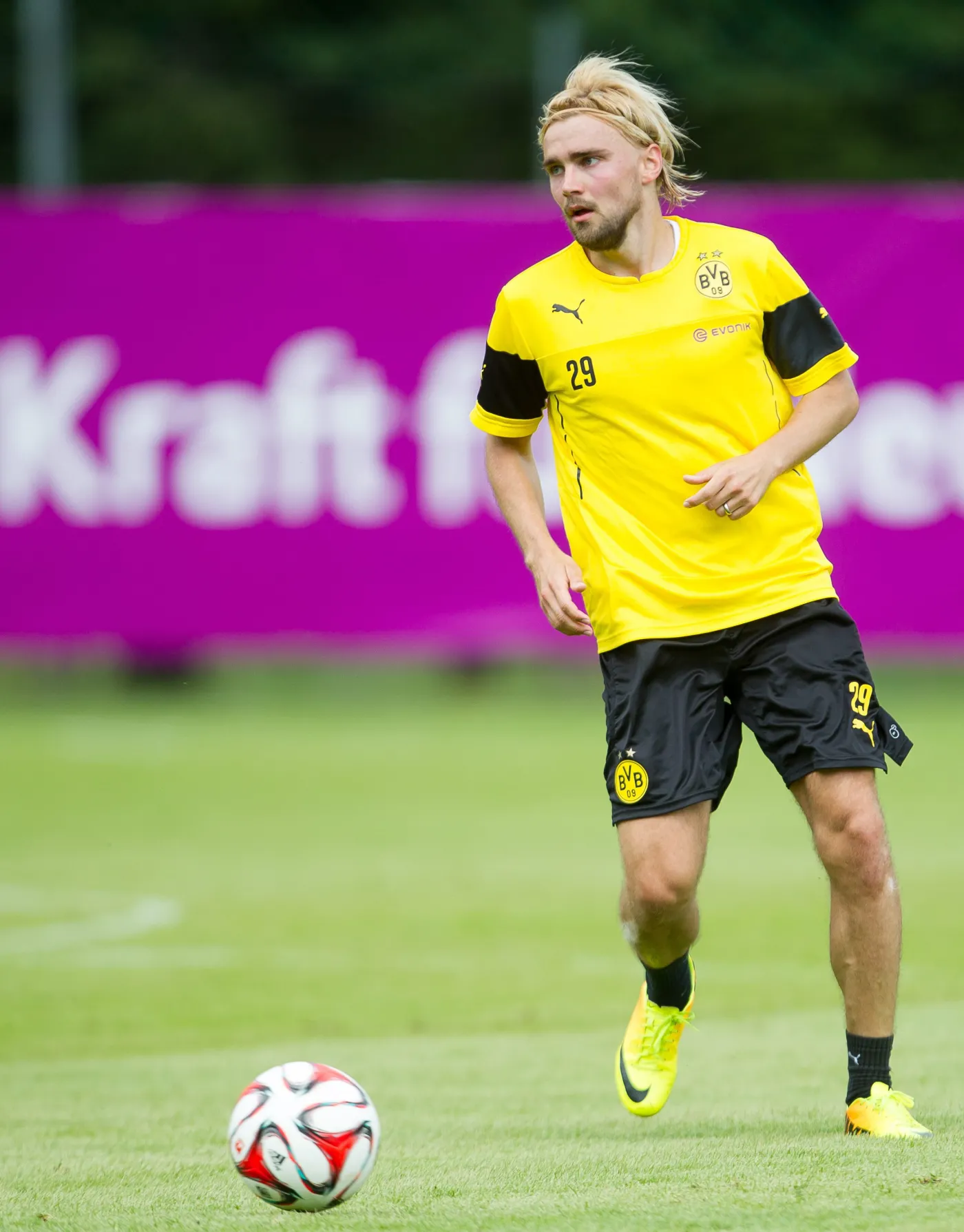 6555120-pilkarze-borussii-dortmund-rozpoczeli.jpg