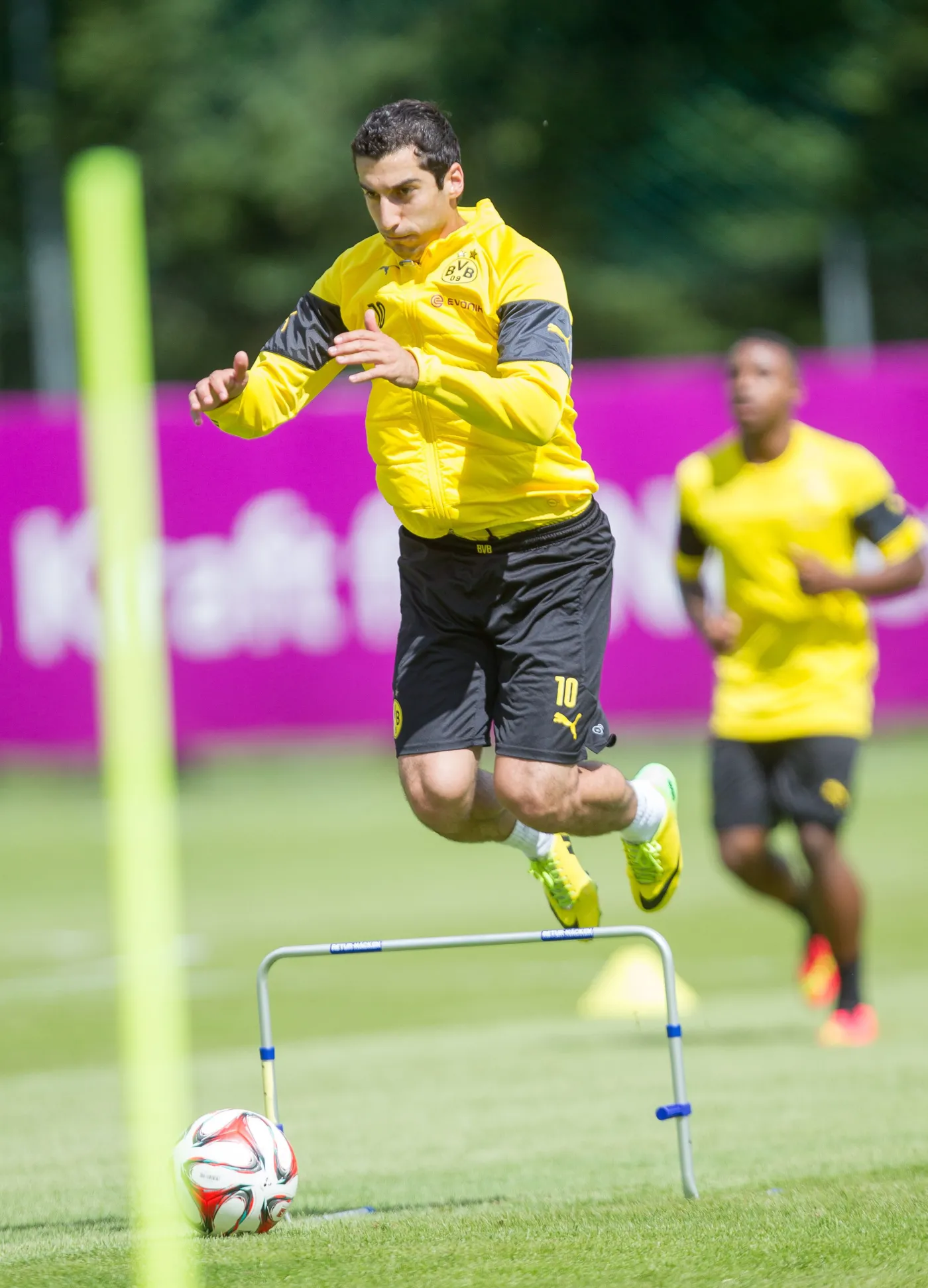 6555149-pilkarze-borussii-dortmund-rozpoczeli.jpg