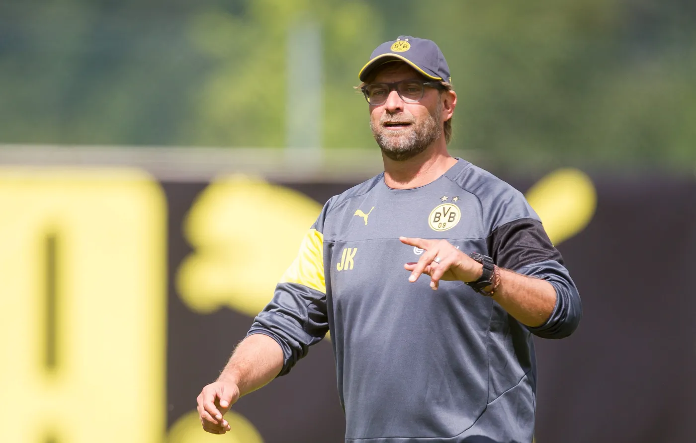 6555178-pilkarze-borussii-dortmund-rozpoczeli.jpg