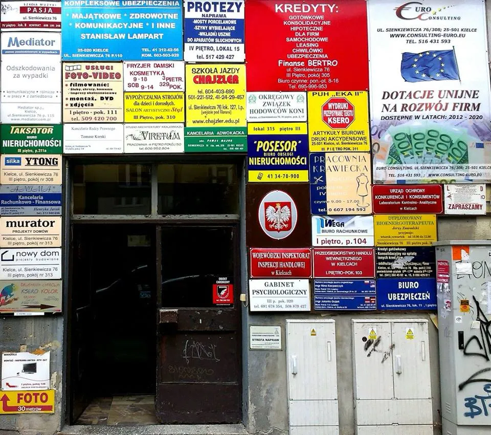 Budynek jak stojak na banery? Najgrosze reklamy na elewacjach. GALERIA