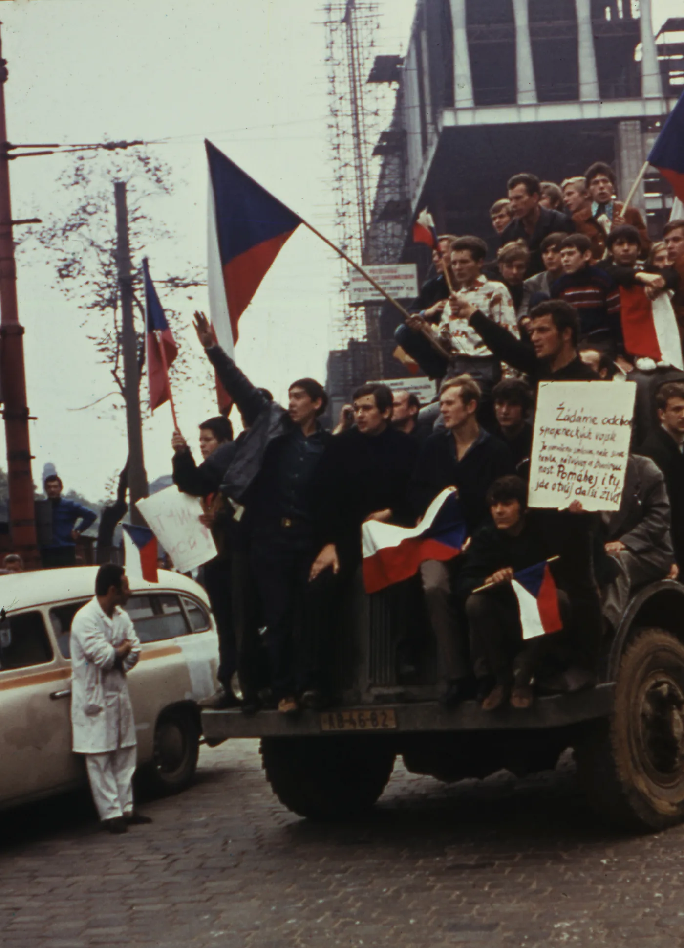 6697324-inwazja-na-czechoslowacje-demonstranci.jpg