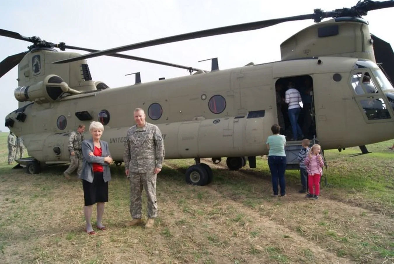 6786897-gruta-ladowanie-smiglowce-helikoptery.jpg