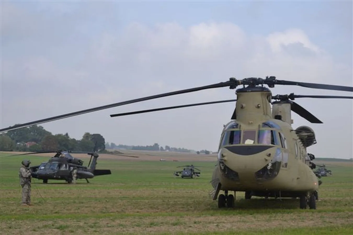 6787413-gruta-ladowanie-smiglowce-helikoptery.jpg