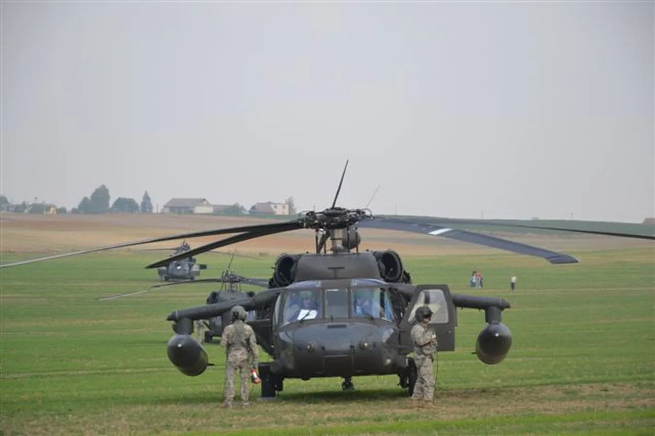 6787442-gruta-ladowanie-smiglowce-helikoptery.jpg