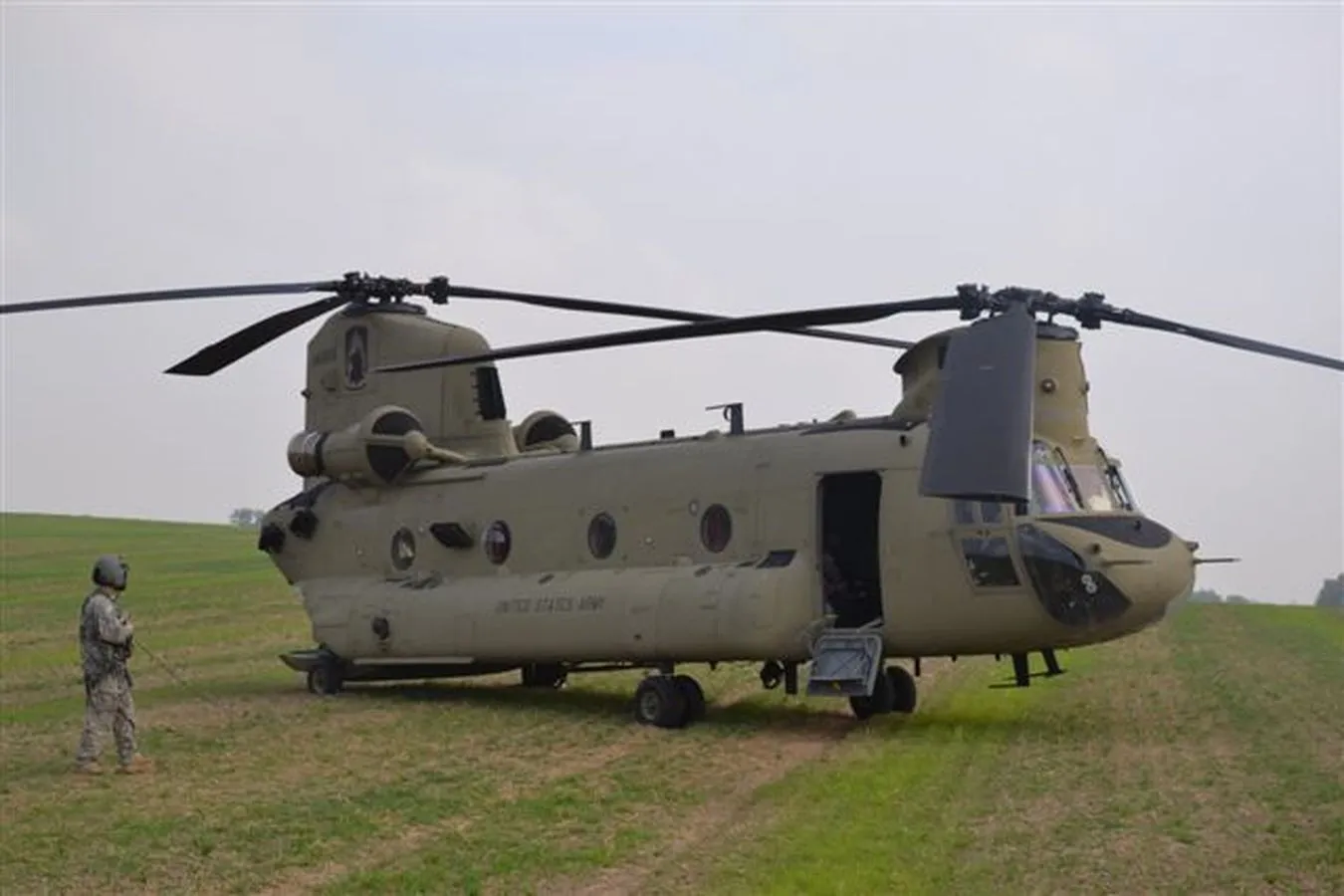 6787471-gruta-ladowanie-smiglowce-helikoptery.jpg