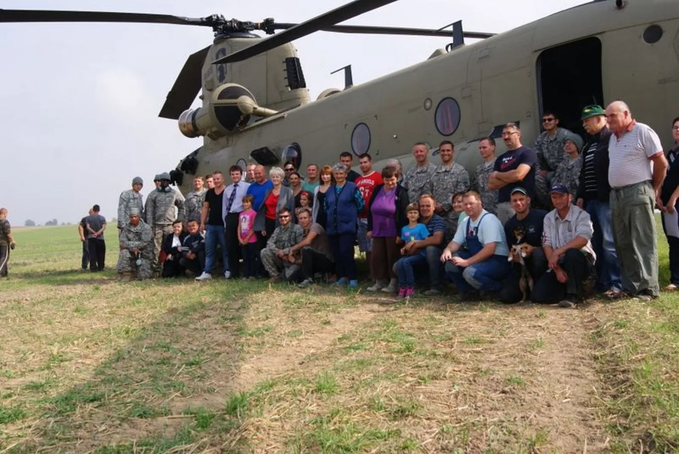 6787042-gruta-ladowanie-smiglowce-helikoptery.jpg