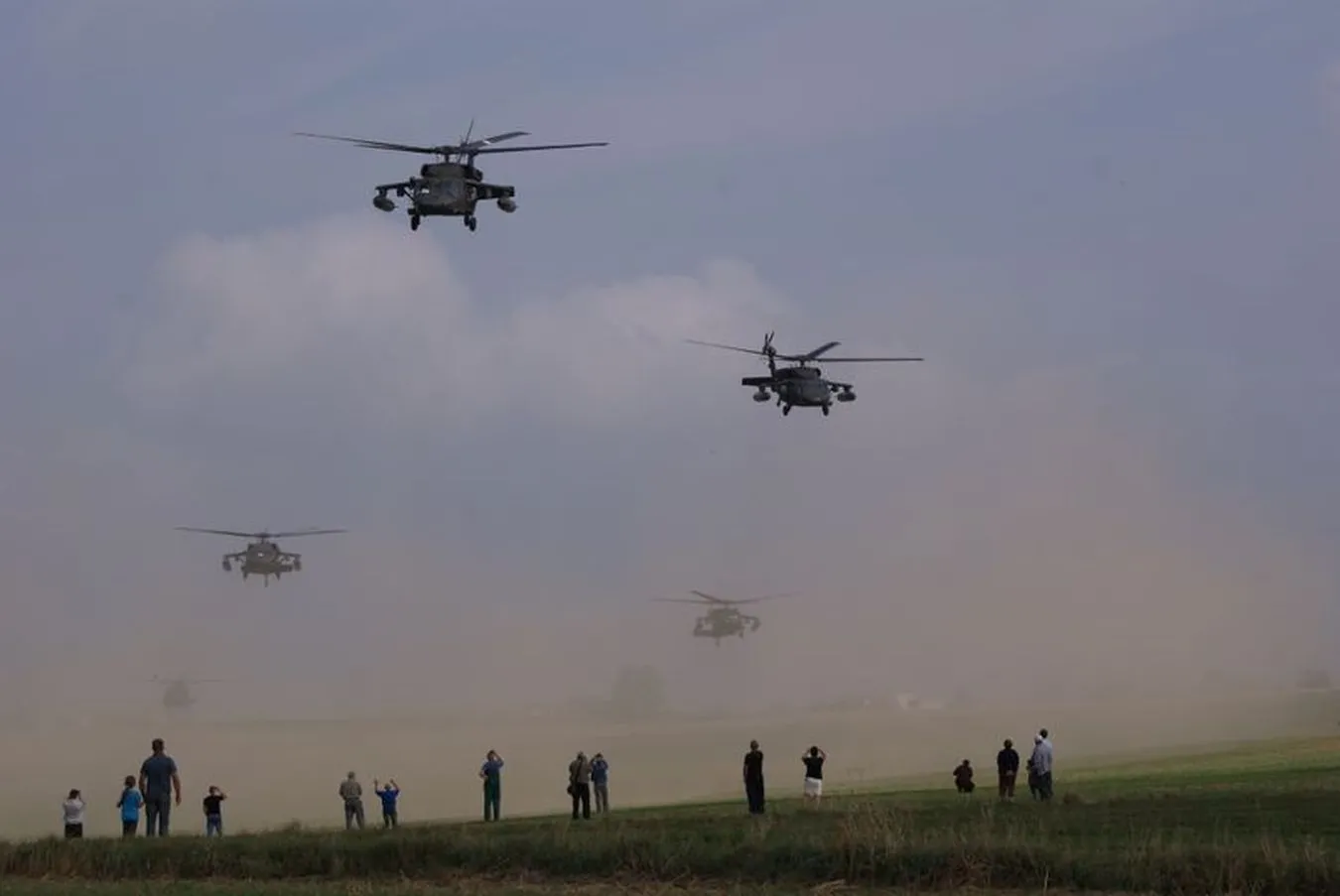 6787157-gruta-ladowanie-smiglowce-helikoptery.jpg