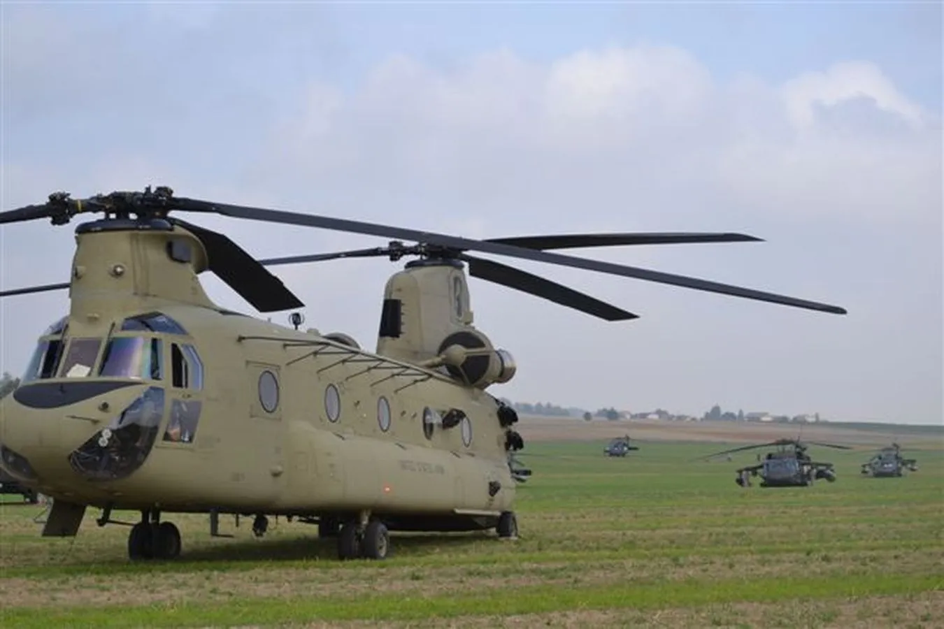 6787384-gruta-ladowanie-smiglowce-helikoptery.jpg