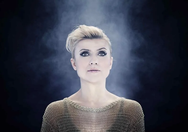 Novika z córeczką Niną śpiewa o mamach