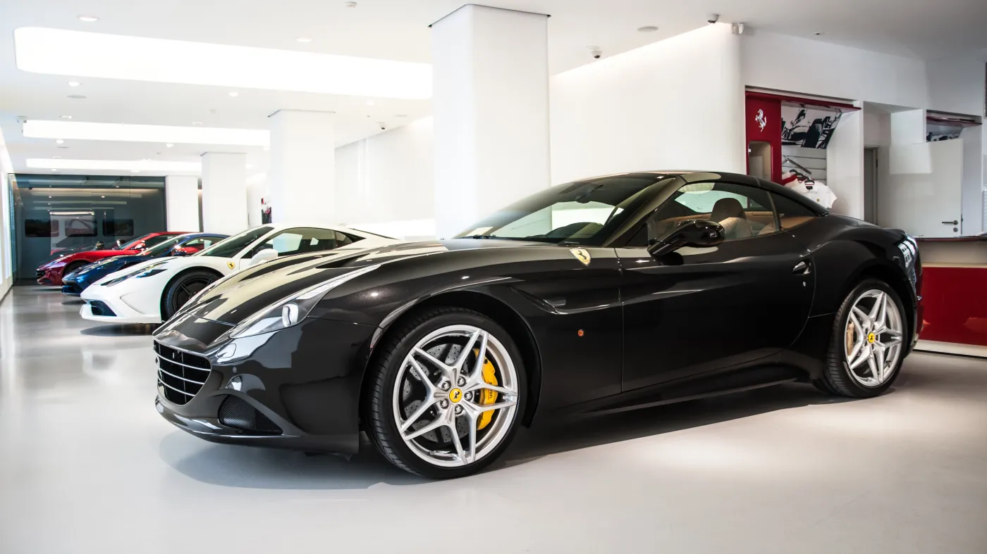7077584-ferrari.jpg