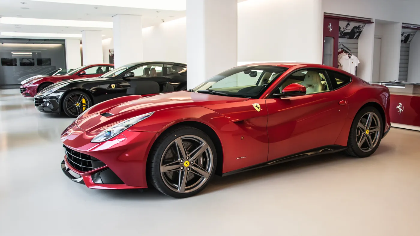 7077613-ferrari.jpg